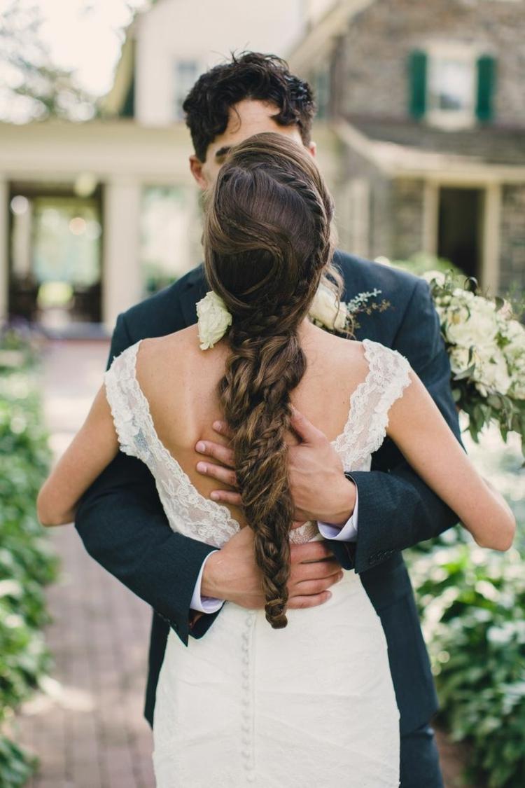 Z jednotlivých vrkočov vytvarujte veľký vrkoč svadobný účes-vrkoč-dlhé vlasy-svadobné-šaty-ženích-foto