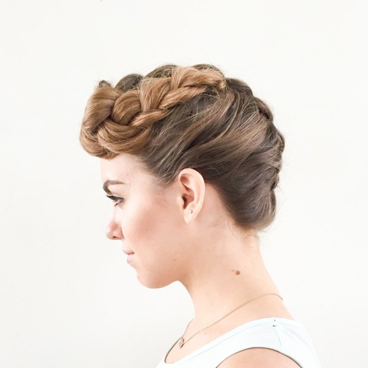 Tento svadobný účes má určité retro čaro Svadobný účes-vrkoč-urob si sám-nápad-hlava-vrkoč-čelo