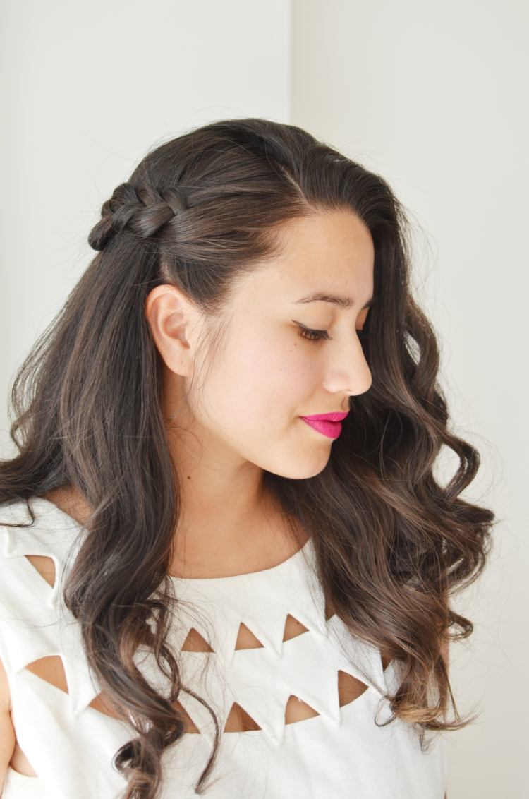 Bočný vrkoč na pootvorený účes svadobný účes-vrkoč-hosť-nápad-vlny-polootvorený-štýl-dámy