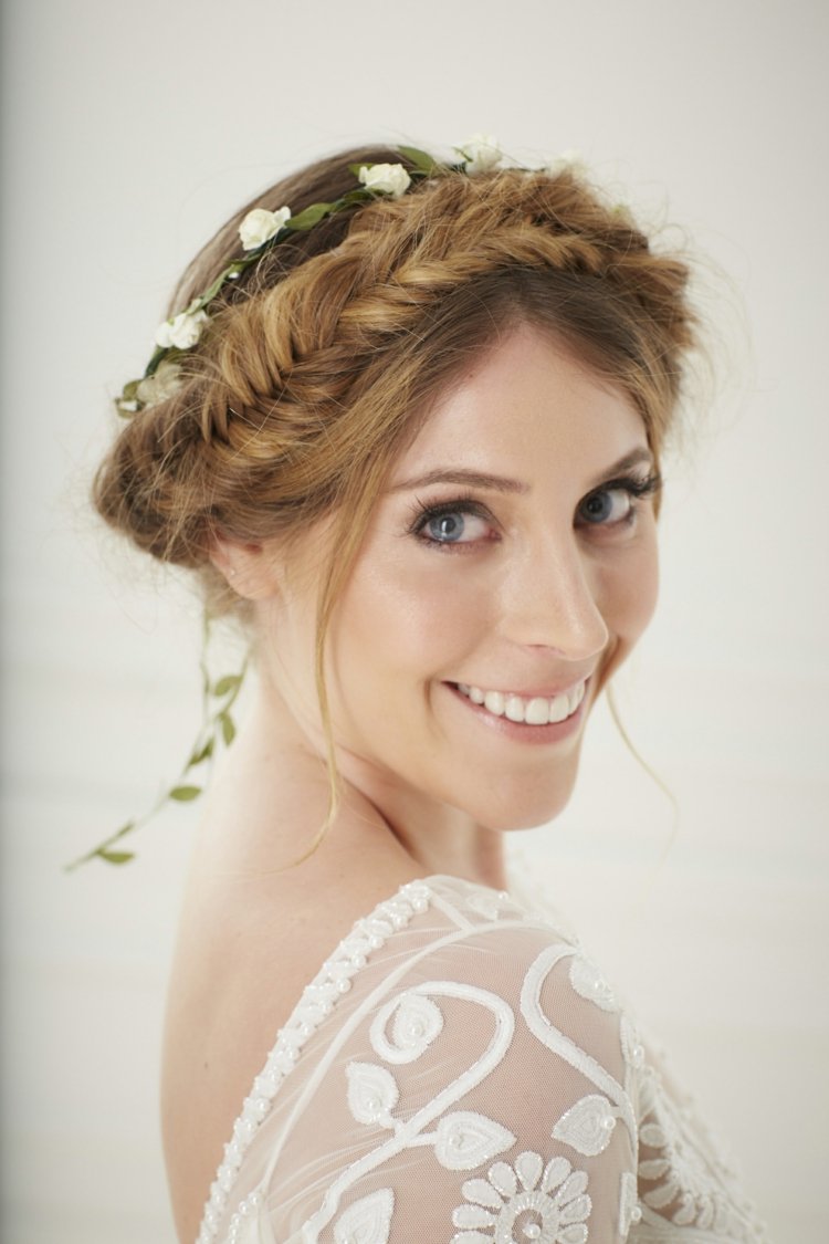 Namiesto obyčajného vrkoča si môžete okolo hlavy omotať vrkoč z rybej kosti svadobný účes-spletené-vlasy-veniec-rybie kosti-dizajn-kvety-rovné ofiny