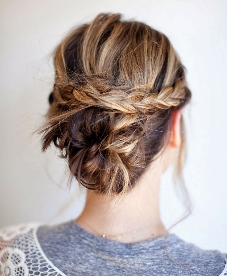 Pre svadobných hostí je vhodný aj pletený účes svadobný účes-vrkoč-jednoduchý-drdol-rozstrapatený vzhľad