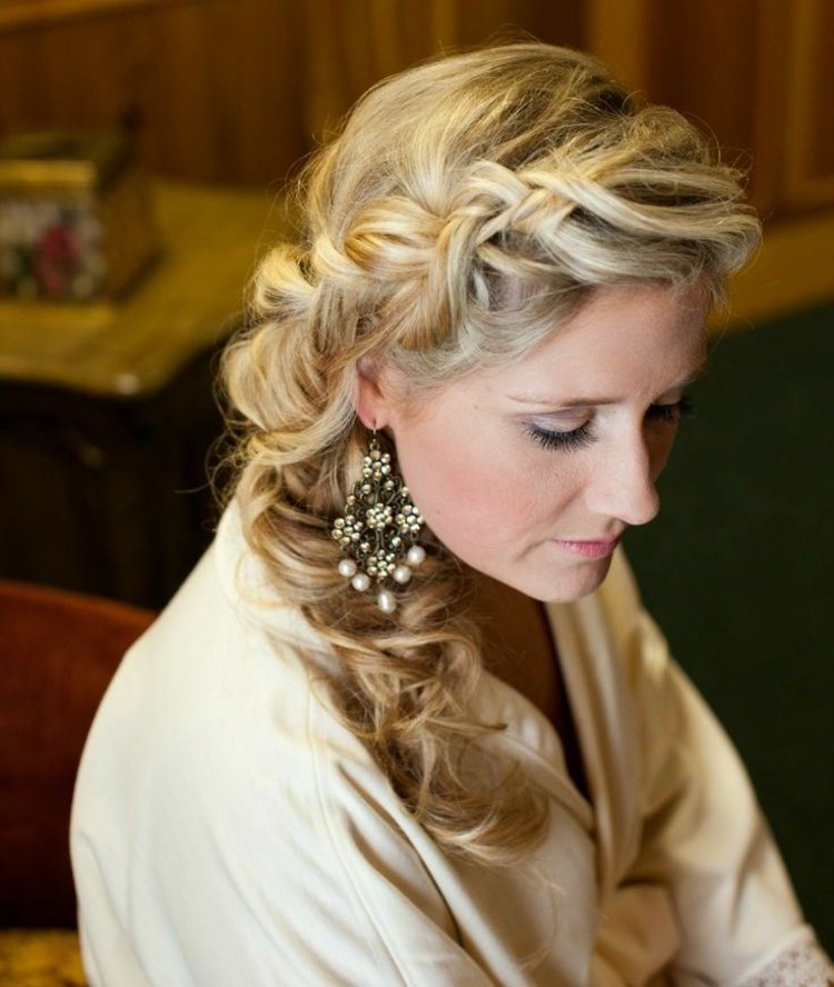 Pred zapletaním si natočte vlasy svadobné-účes-s-vrkočom-bokom-nápad-náušnice-romantické-svadobné
