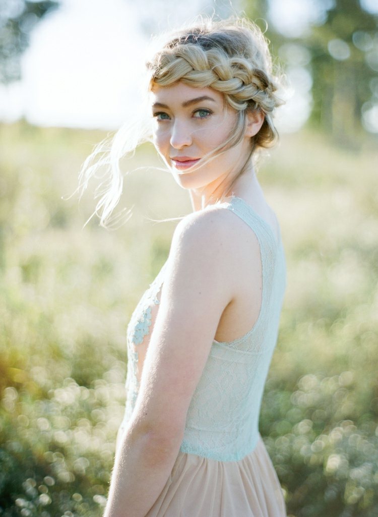 Široký vrkoč skutočne upúta pozornosť svadobný účes-s vrkočom-veniec-široké-čelo-romantické