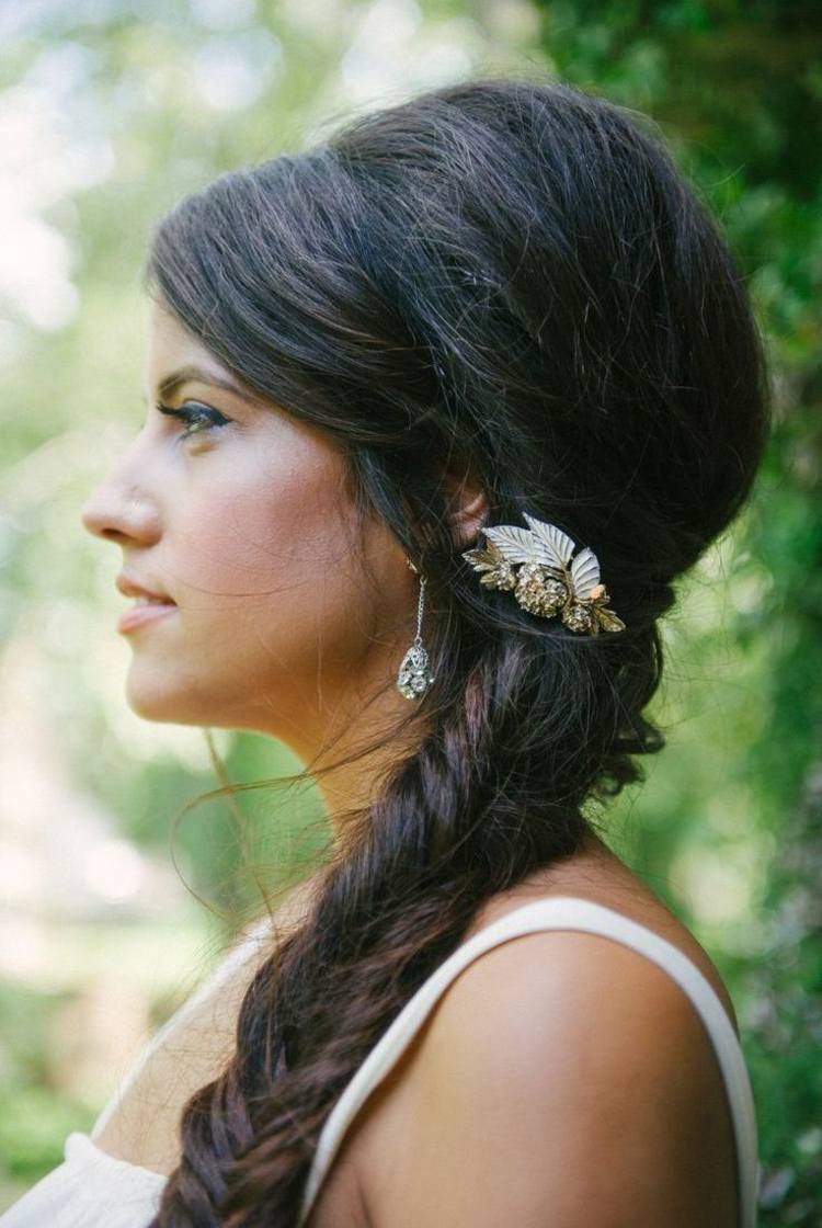 Svadobný účes s vrkočom a jemnou sponkou do vlasov ako doplnok svadobný účes-s-vrkočom-sieťovaná-vrkoč-spona-kvetinový prízvuk