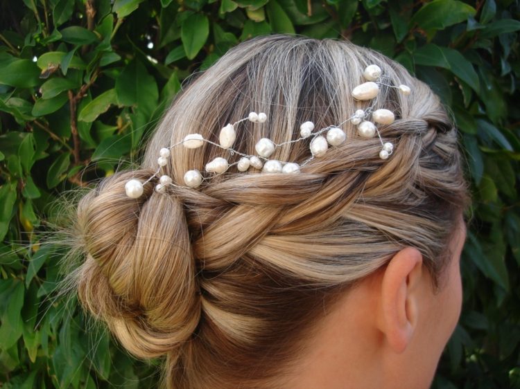 Vďaka svadobnému účesu s vrkočom melír vytvára skvelé efekty svadobný účes-s vrkočom-jednoduché-diy-nápad-drdol-vlasy-šperky-perleťovo-biela