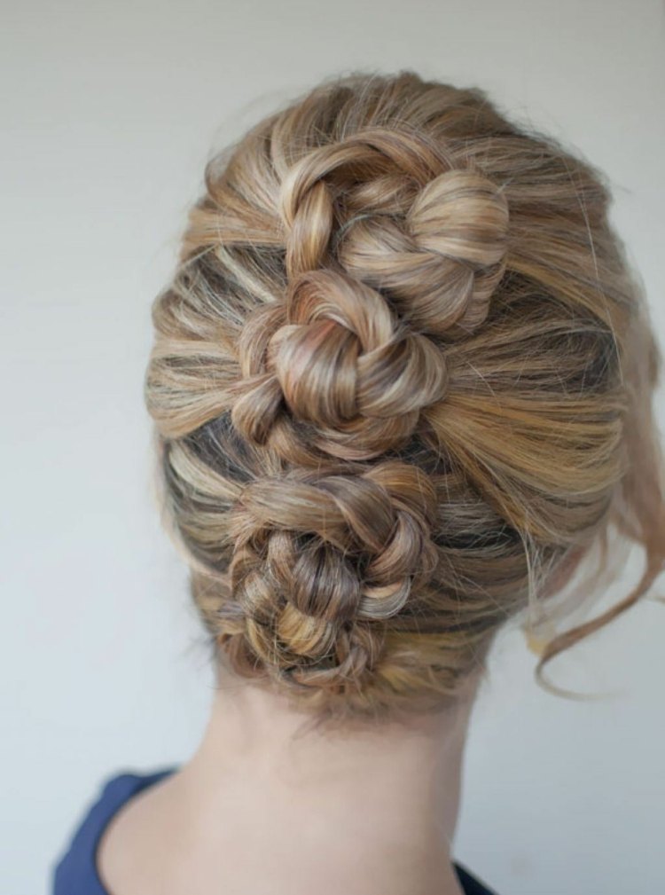 Na vytvorenie takéhoto drdolu môžete použiť vrkoče svadobný účes-s vrkočom-tri-drdoly-twist-updo-dámy