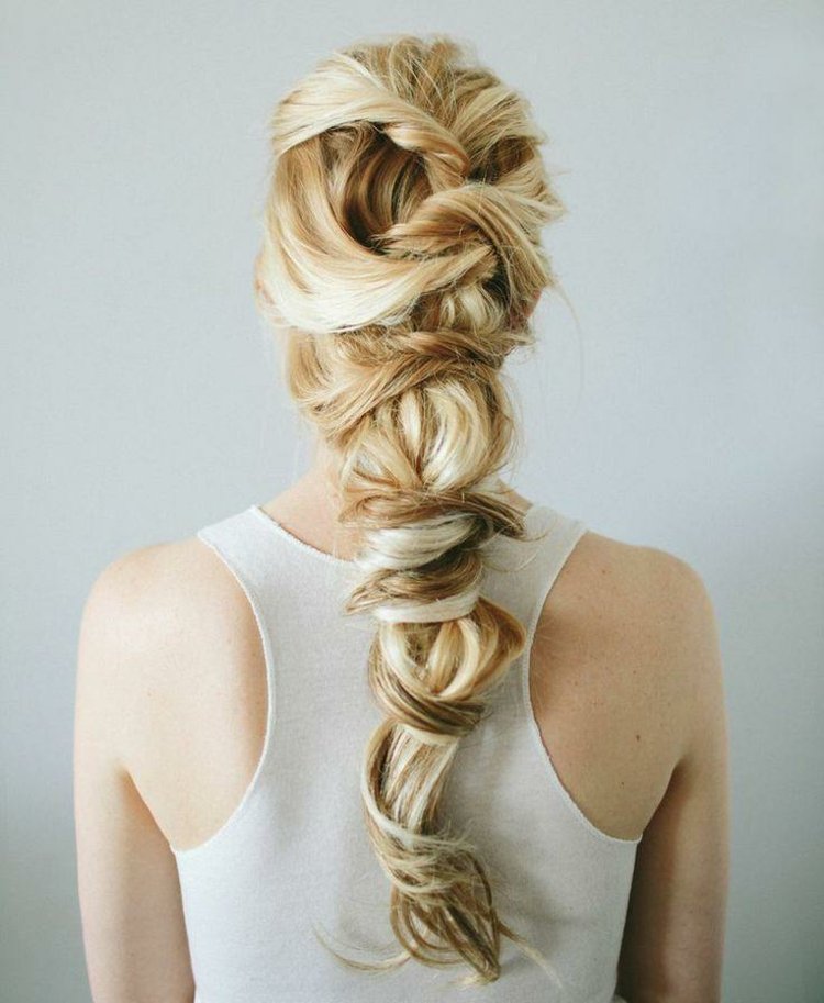 Tento vrkoč bol vyrobený zo širokých, skrútených prameňov svadobný účes-vrkoč-originál-nápad-profesionálny štýl