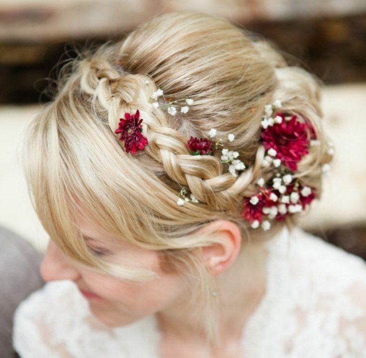 Svadobný účes s vrkočom - ozdobte koníka vencom svadobný účes-vrkoč-poník-červená-kvetinová-dekorácia-doplnok