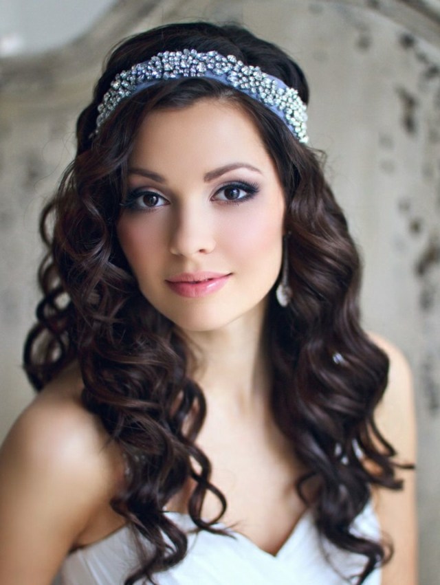 Svadobný účes z korunky vlasov s korunou korún