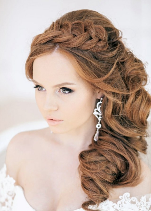 mierne vlnité vlasy-bokom-pohľad na rameno