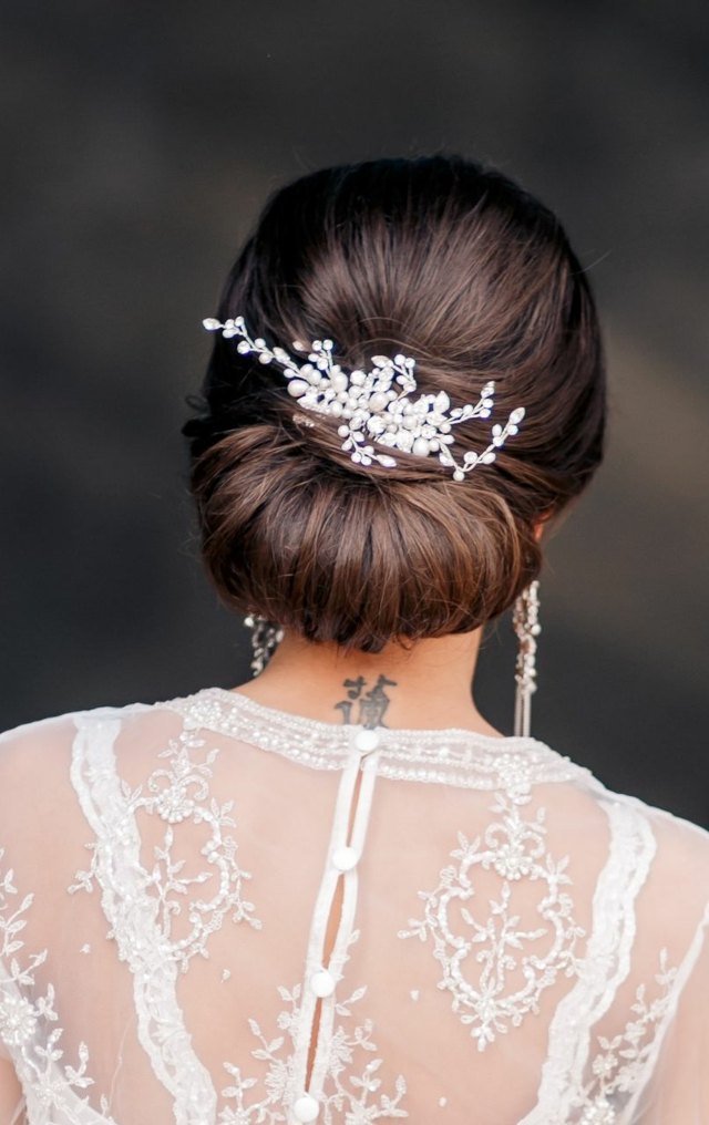 Náušnice do drdolu s tetovaním na krku