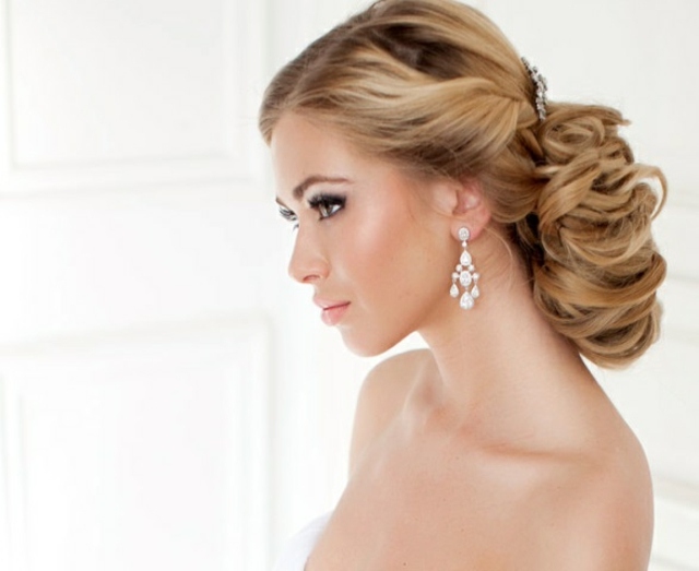 tmavo-blond-vlasy-uviazané-v-drdole-rovné-predné