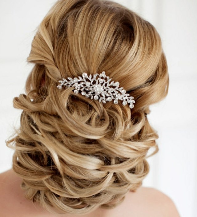 Vlasové doplnky-zvlnený-vzhľad-drdol-v-oblasti-krku