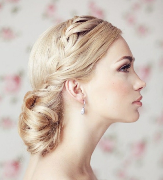 svetlo-blond-vlasy-vrkoč-bokom-Swarowski-náušnice