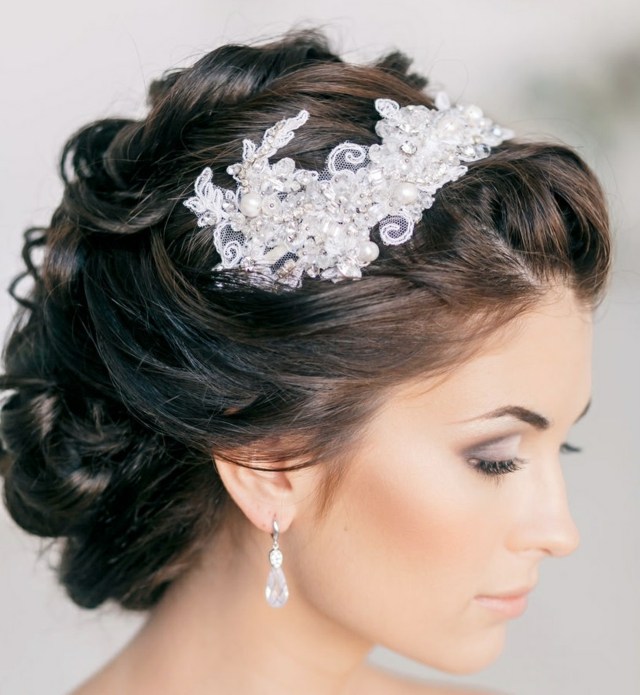 Tradične-svadobný-účes-veľká-koruna-vlnité vlasy