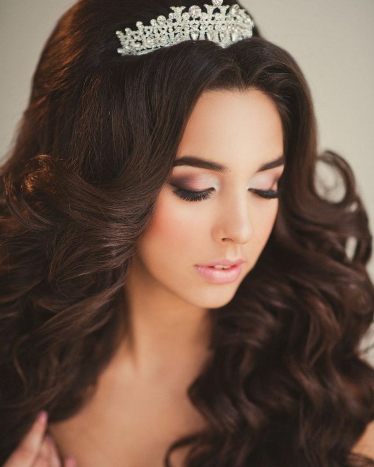 svadobné účesy-na-dlhé vlasy-otvorené-vlny-diadém-elegantné