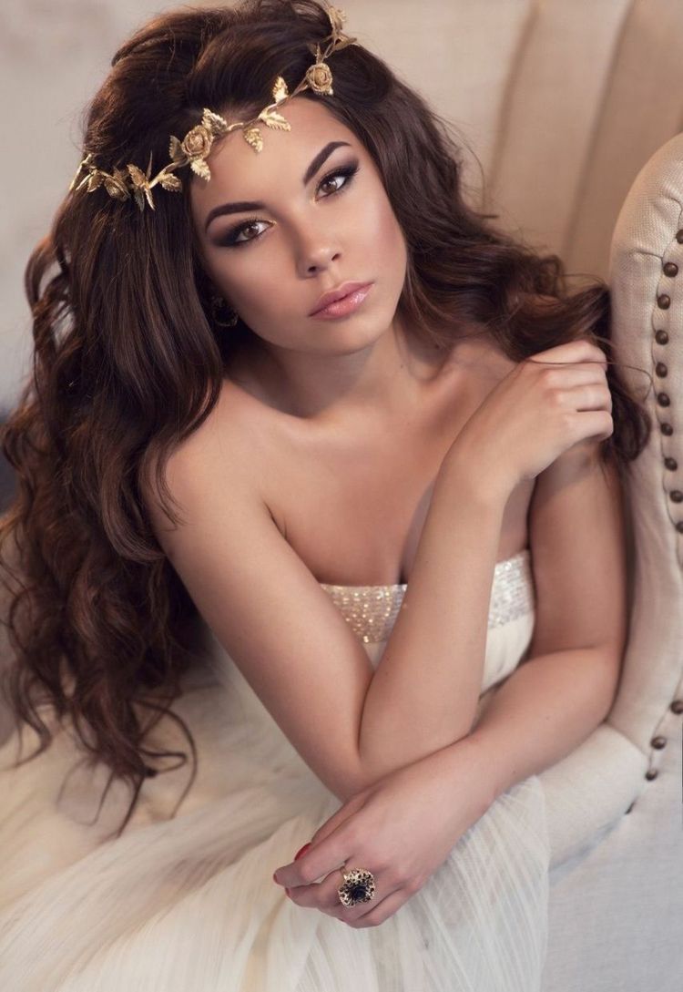 svadobné účesy-na-dlhé-veniec-zlaté-farby-vlasové doplnky-nápad