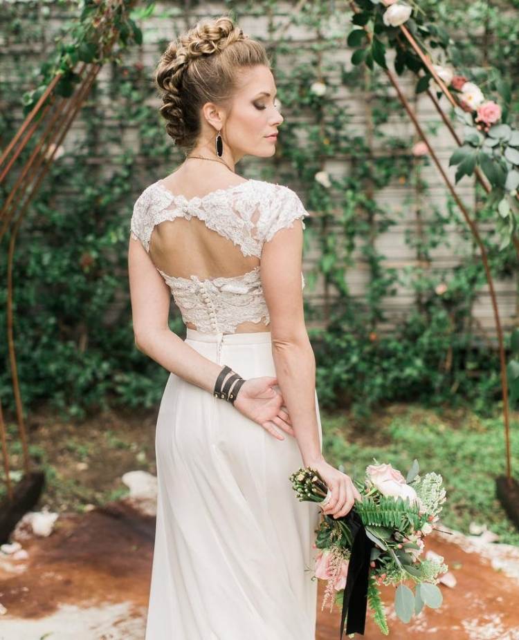 svadobné účesy-dlhé vlasy-updos-zábal-šaty-čipky-bez chrbta