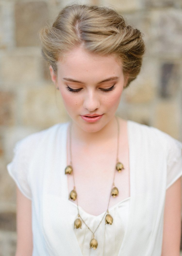 svadobné účesy-dlhé vlasy-ročník-updo-krku-lúčenie