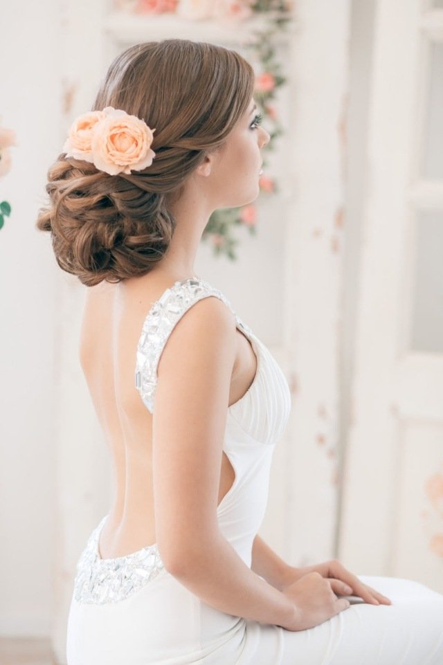 letný-účes-na-svadbu-romantický-s kvetom