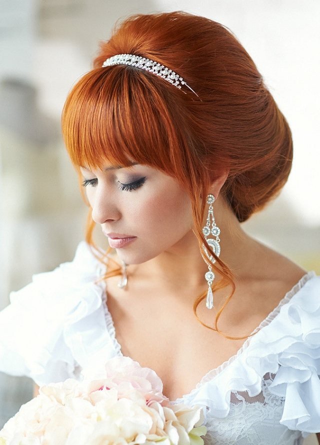 Účes poníka-s-pásom-vlasmi-perly-dráždené-na-hlave