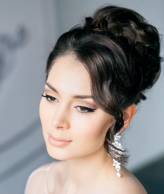 Svadobné účesy-dlhé vlasy-elegantné-s-veľkým-drdolom-ležérne-prameň vlasov