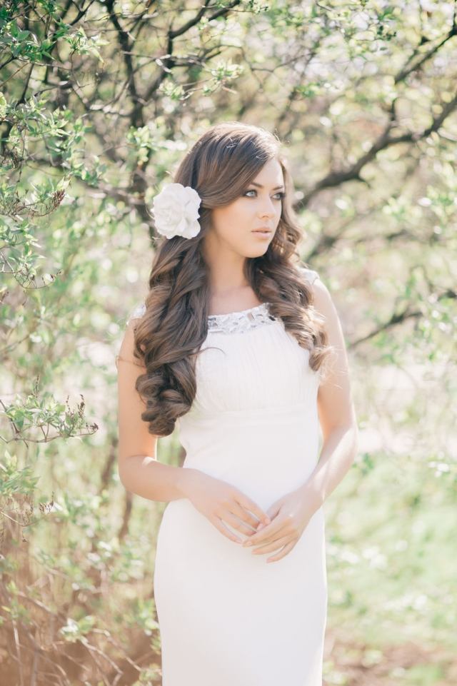 Otvorené vlasy-zastrčené-vzadu-s-sponkou-kvet-svadobným-vzhľadom