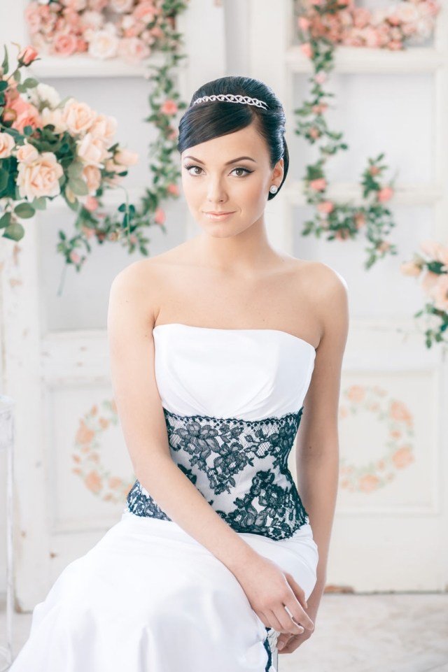 svadobný účes-striktne-s-diadémom-bočné ofiny