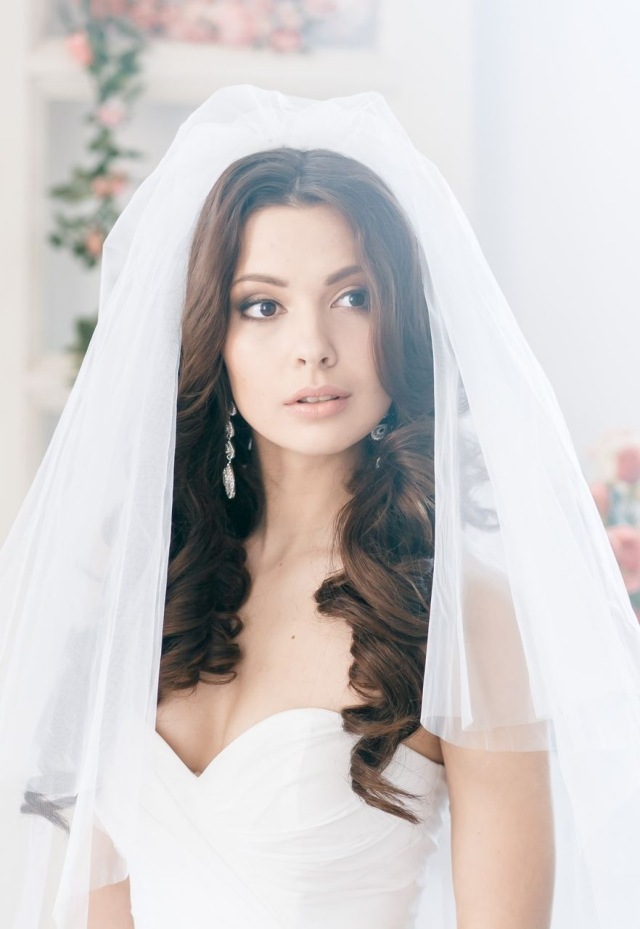 uvoľnené-otvorené-vlasy-so závojom-vlasy-zámky-na-svadbu