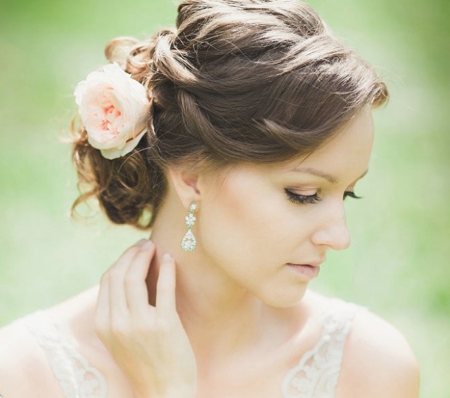 Ležérne-updo-s-látkou-kvetinovými-tenkými-vrkočmi-svadobnými nápadmi