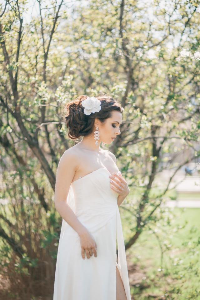 elegantné-ležérne-pripnuté-vlasy-šperky-tkanina-kvet