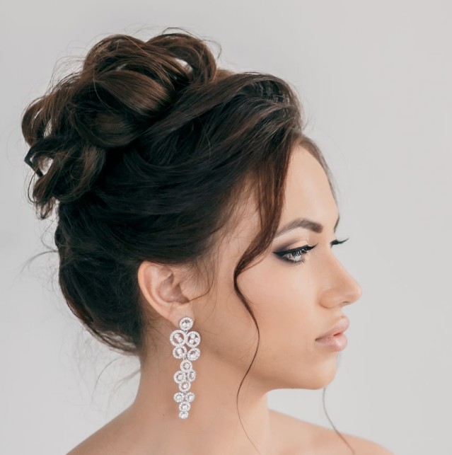 Svadobný účes-vlasy-komplikovane pripnuté-rozpustené-pramene