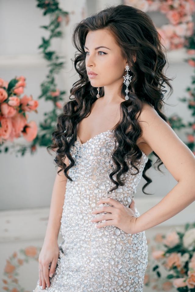 dlho-objemné-vlasy-elegantné-kučery-svadobná móda