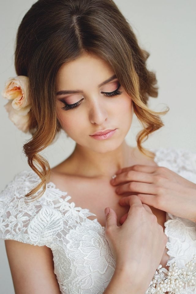 Updo s vlasovými kvetmi-ležérny prameň vlasov skrútený