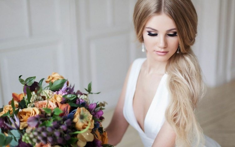 svadobné účesy pre dlhé vlasy chvost-ležérny štýl-farebná-kytica