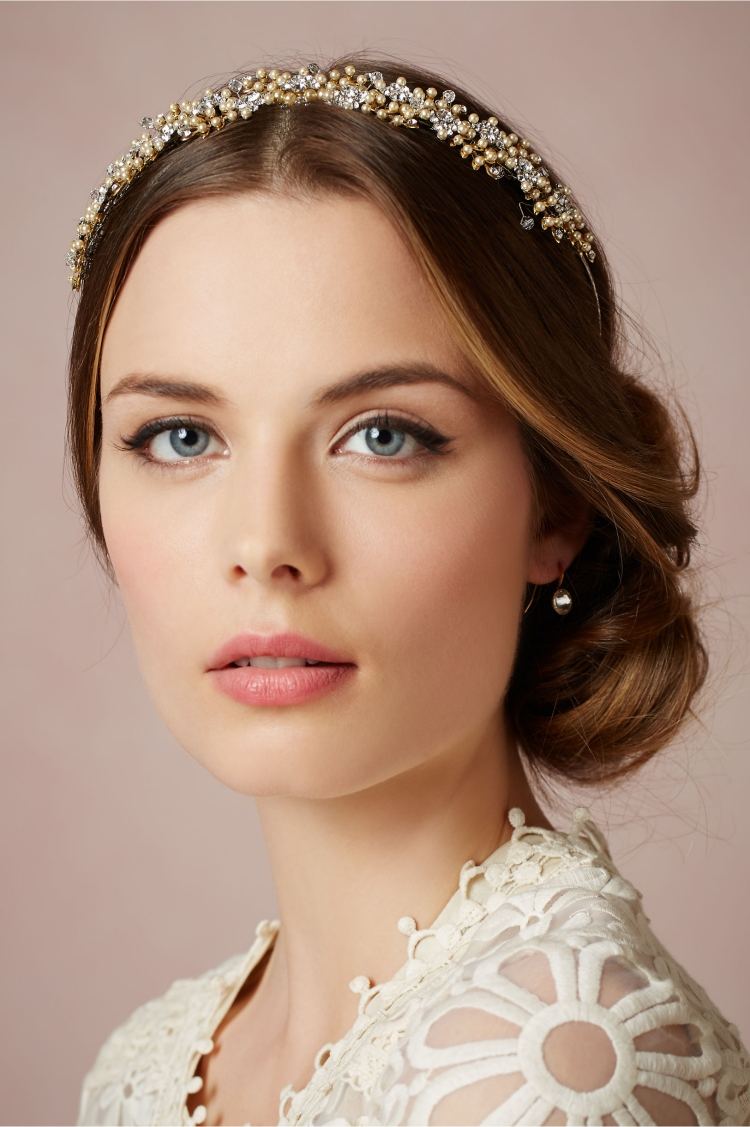 Bočný chignon drdol a perlová čelenka svadobné účesy-nabok-zapichnuté-bokom-chignon-čelenka-perly