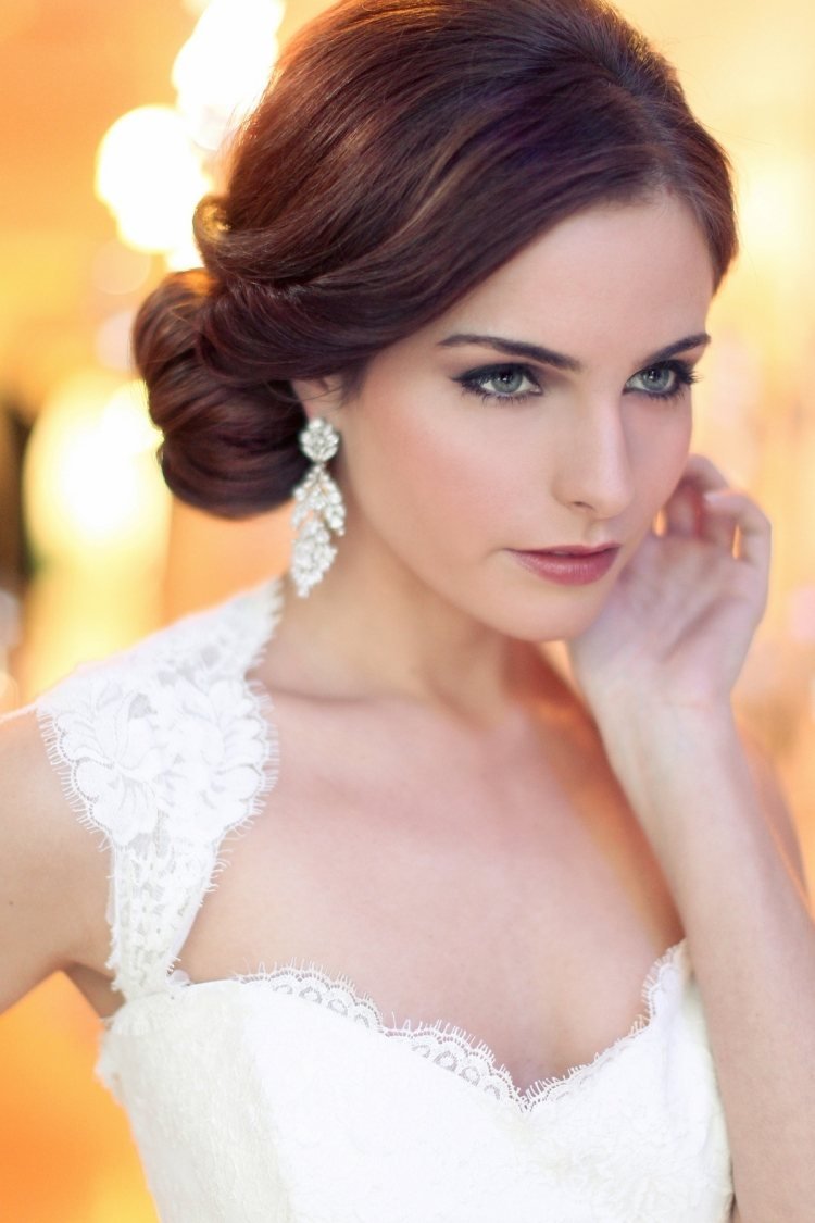 Chignon zviazaný na boku a lúčenie svadobné účesy-strana-pripnuté-hore-chignon-visiace-náušnice