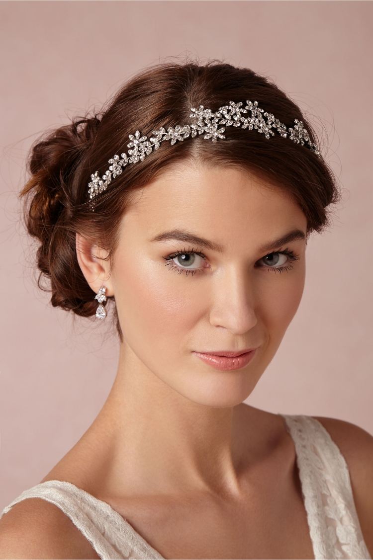 bočný drdol a filigránska čelenka s kamienkami svadobné účesy-nabok-zapichnutý-chignon-čelenka-kamienky