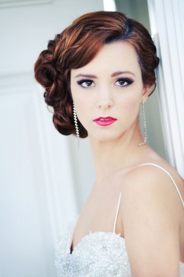 elegantné updo s bočným chignonom svadobné účesy-nabok-pripnuté-kučeravé-ofiny