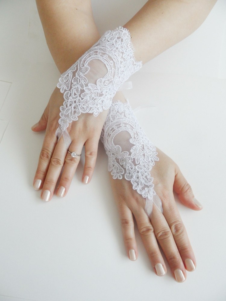 svadobné rukavice-atraktívna-ušľachtilá-čipka-biela-zápästie-matka-perla-lak na nechty-nápad