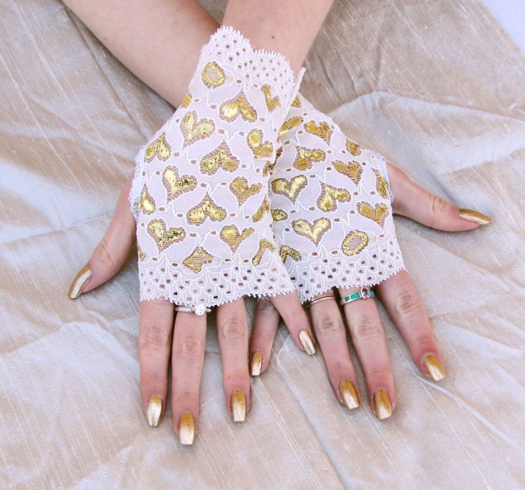 svadobné rukavice-hravé-srdiečka-motívy-zlaté-šperky-ručičky