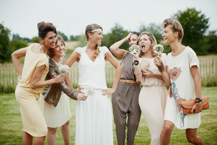 Družičky môžu kombinovať aj kombinézy a šaty družička-outfit-kombinéza-kombinovať-šaty-nápad-vinobranie-svadba