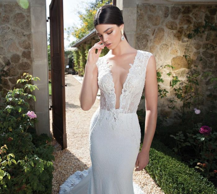 Návrh svadobných šiat od Berty Bridal pozostáva z luxusných tkanín svadobné šaty dizajn krajkový výstrih vláčik záhrada