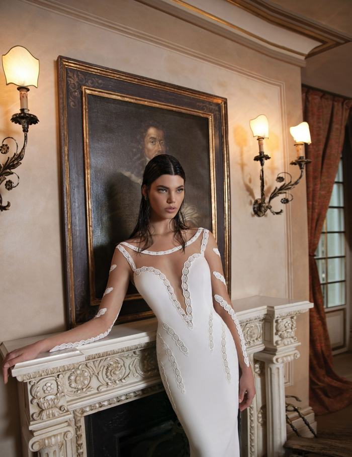 Svadobné šaty od Berty v jednoduchom dizajne objímajúcom postavu svadobné šaty dizajn nahý vzhľad rukávy transparentný krb