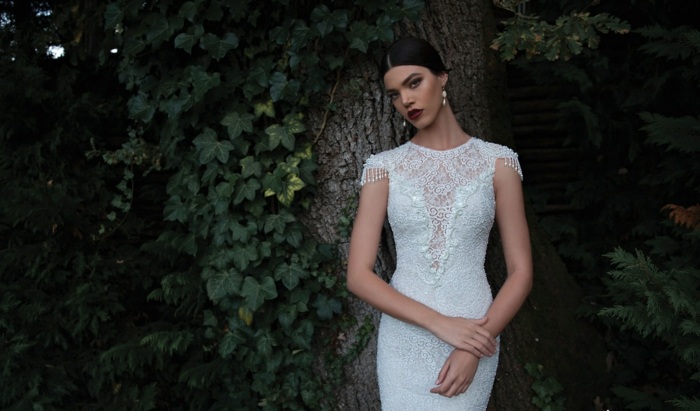 Čipkované svadobné šaty bez výstrihu a s perleťovými akcentmi na rukávoch svadobné šaty dizajn čiapky rukávy štýl berta elegantný