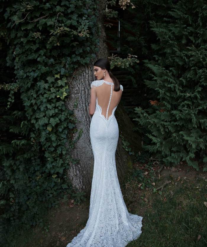Tento dizajn svadobných šiat má tiež perly vzadu nevesta móda kolekcia berta dizajn svadba