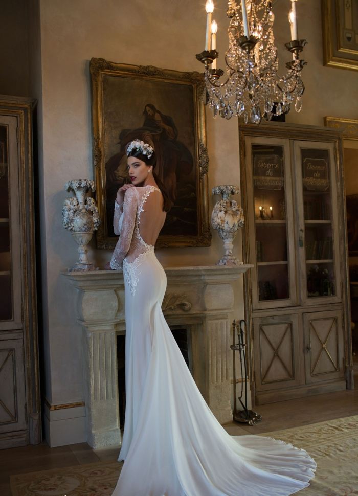 Svadobné šaty s dlhým, jemným rukávom a dizajnom bez chrbta svadobný účes vlasové doplnky kolekcia svadobných šiat berta kamin design