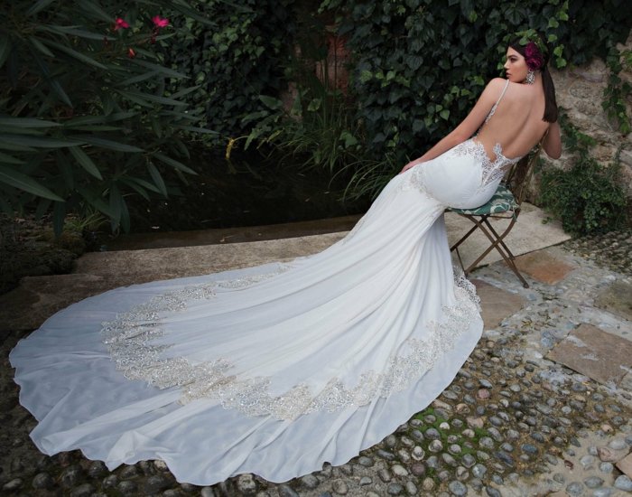 Návrh svadobných šiat od Berty Bridal s vlečkou zdobenou zlatom vlak svadobné šaty nádherné zdobiť biele zlato