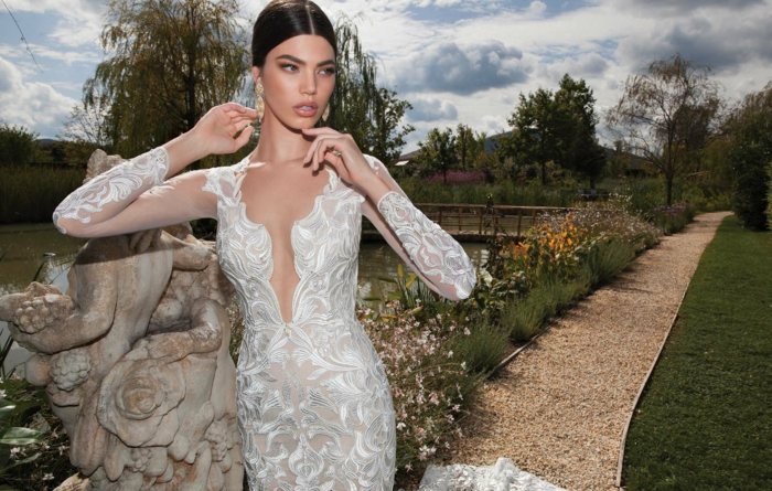 Dizajn svadobných šiat s nádhernými čipkovanými motívmi čipkový rukáv dizajn svadobné šaty jedinečný výstrih záhradný obrázok