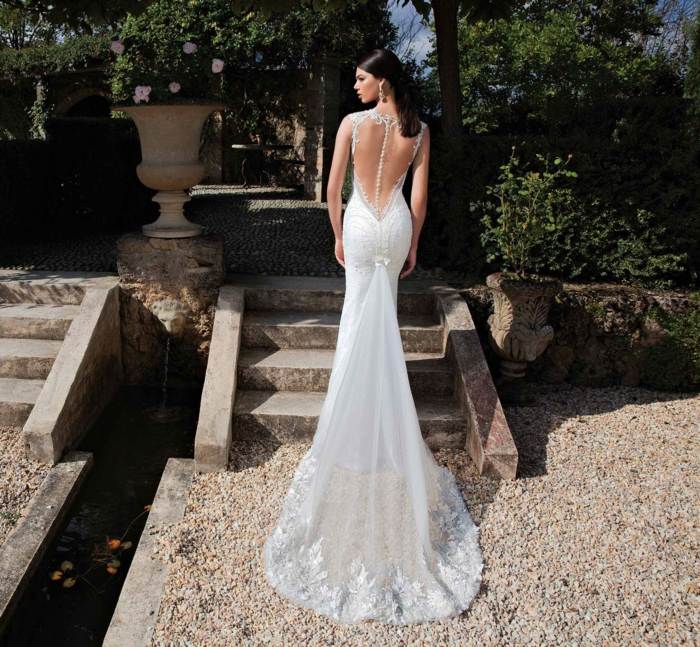 Dizajn svadobných šiat s priehľadnou vlečkou a perlami na chrbte dizajn svadobných šiat vláčiková čipka bez chrbta priehľadná